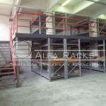 Estructura de racks con base de madera